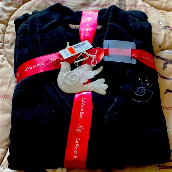 I am selling a short bathrobe. - Picture 1 of 2